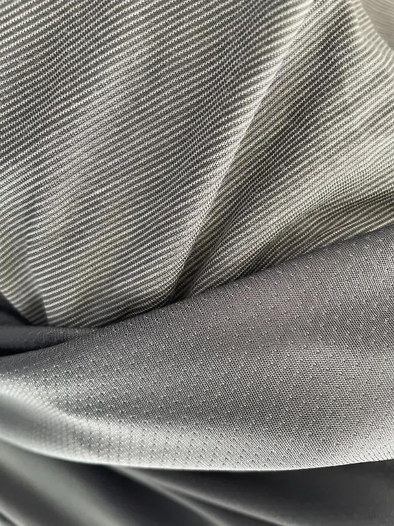 Test selbstkühlende Decken Bedsure Material griffig wie Jersey daneben Elegear künstlich.jpg